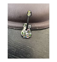 Desenli Çiçekli Gitar Beyaz Rozet Müzisyen Hediye (Çok Renkli)
