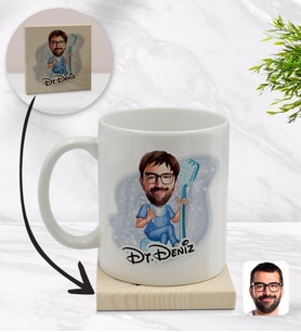 BK Gift Kişiye Özel Erkek Diş Hekimi Karikatürlü Beyaz Kupa Bardak ve Ahşap Bardak Altlığı Hediye Seti - Model 2