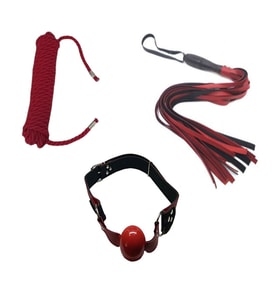 Kırmızı Fantazi Kırbaç Fantezi Deri Ağız Topu Fantezi Bağlama ipi + Erotik Masaj Yağı(Red Fantasy Whip Fancy Leather Mouth Ball Fantasy Tie Rope + Erotic Massage Oil)