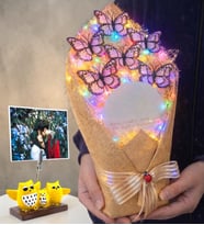 Kişiye Özel Baykuş Fotoğraflı Renkli Led Işıklı Aynalı Büyük Boy Kelebek Buketi (Beyaz)