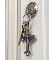 Gotik Mor Butterfly Kafatası Detaylı Metal Anahtarlık Unisex