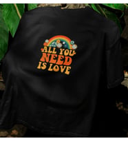 ALL YOU NEED IS LOVE BASKILI UNISEX BİSİKLET YAKA PAMUKLU OVERSIZE KALIP KISA KOLLU T-SHIRT (Düz Siyah)