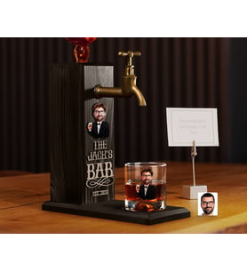 BK Gift Kabartmalı Karikatür Figürlü Musluklu Siyah Ahşap İçki Standı ve Viski Bardağı Hediye Seti, Arkadaşa Hediye, Sevgiliye Hediye-2