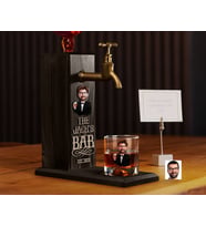 BK Gift Kabartmalı Karikatür Figürlü Musluklu Siyah Ahşap İçki Standı ve Viski Bardağı Hediye Seti, Arkadaşa Hediye, Sevgiliye Hediye-2