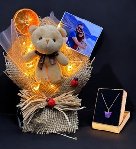 Kişiye Özel Peluş Ayıcık Buketi ve Kelebek Kolye Hediye Seti / Işıklı & Fotoğraflı Aranjman