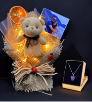Kişiye Özel Peluş Ayıcık Buketi ve Kelebek Kolye Hediye Seti / Işıklı & Fotoğraflı Aranjman
