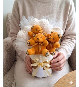 Peluş kutuda inci ve kalplerle süslenmiş ayıcık buketi (Pudra-Ekru)