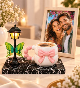 Kişiye Özel Fotoğraflı Ahşap Çerçeve, 3D Pembe Fiyonklu Kupa ve LED Sokak Lambası Seti