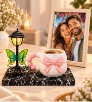 Kişiye Özel Fotoğraflı Ahşap Çerçeve, 3D Pembe Fiyonklu Kupa ve LED Sokak Lambası Seti