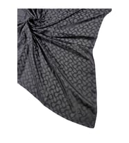 Enba Jakarlı Geometrik Desenli Eşarp (Füme)