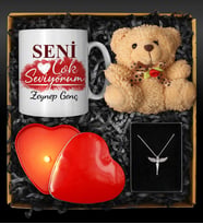 Sevgililer Gününe Kişiye Özel Tasarım Kupa & Zirkon Taşlı Melek Kolye & Kalp Mum & Peluş Ayıcık Seti 