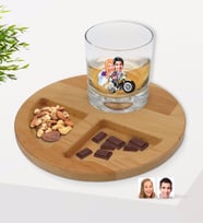 BK Gift Kişiye Özel Evleniyoruz Karikatürlü Viski Bardağı ve Doğal Masif Ahşap Yuvarlak Sunum Tabağı Çerezlik Hediye Seti-8