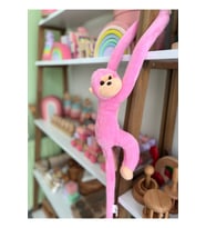 Sarılan Peluş Maymun – Elleri Cırt Cırtlı Uyku ve Oyun Arkadaşı – Sevimli Peluş Maymun Oyuncak (Pembe)