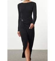 Moda Stil Slim Kayık Yaka Maxi Boy Zümrtü Yeşili Aksesuar Detaylı Vücuda Otura Örme Elbise (Siyah)