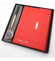 Signator® Codex  N335 Kişiye Özel Defterli Set - İsme Özel Gold Kalem + İsme Özel Kırmızı Defter + İsme Özel Anahtarlık  İsme Özel Kutusunda Hediyelik Set (Karışık)