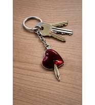Kırmızı Kalp Figürlü Metal Anahtarlık Çivi Detaylı Unisex Tasarım
