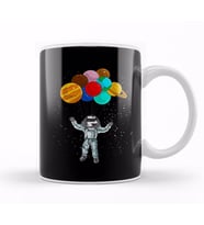 Astronaut In Space Flying With Planet Balloons Kupa Bardak Porselen