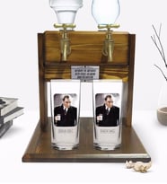 BK Gift Kişiye Özel Renkli Baskılı Atatürk Tasarımlı İkili Rakı Bardağı ve Çift Musluklu Doğal Ahşap Rakı Standı-33 (Model 1)