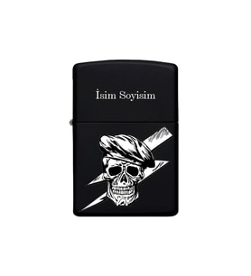 Asker Kurukafa Desenli Kişiye Özel İsimli Zippo Model Çakmak Benzinli Siyah Metal  Çakmak