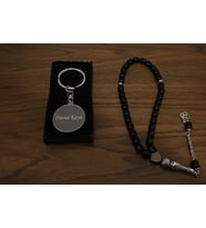Kişiye Özel İsim Yazılı Metal Anahtarlık ve Şık Siyah Tesbih Seti (Füme)