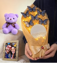 Kişiye Özel Fotoğraflı Led Işıklı Aynalı Kelebek Buketi & Mor Peluş Ayıcıklı (Mavi)