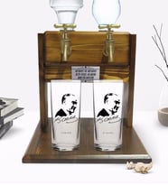BK Gift Kişiye Özel Renkli Baskılı Atatürk Tasarımlı İkili Rakı Bardağı ve Çift Musluklu Doğal Ahşap Rakı Standı-26 (Model 1)