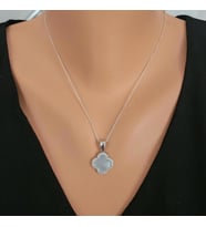925 Ayar Gümüş Yonca Modeli Sedef ve Zirkon Taşlı Kolye