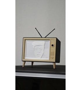 Retro TV tarzında LED aydınlatmalı, Type-C girişli özel tasarım litofan (Krem)