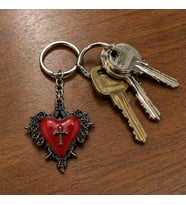 Gotik Kalp Anahtarlık Kırmızı Metal Haç Detaylı Unisex Aksesuar