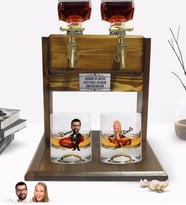 BK Gift Kişiye Özel Renkli Baskılı Erkek ve Kadın Karikatürlü İkili Viski Bardağı ve Çift Musluklu Doğal Ahşap Viski Standı-8 (Model 1)