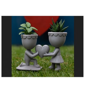 Alvera Aşk Saksısı – 3D Baskı Kalp Tutan Çift Figürlü Dekoratif Saksı - Gri