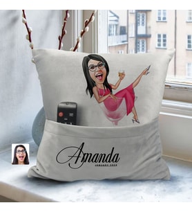 BK Gift Kişiye Özel Boss Anne Karikatür Tasarımlı Organizer Kumanda ve Atıştırmalık Cepli Gri Kırlent Yastık- 1 Arkadaşa Hediye, Cepli Yastık