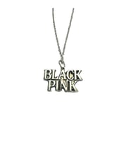 BLACKPINK Grup Logolu Unisex Fan Kolyesi – K-Pop Tarz 60 cm Zincirli Takı (Gümüş)
