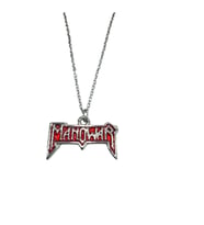 Manowar Müzik Grubu Kolyesi – Kırmızı Logo – 60 cm Zincir – Heavy Metal Takı (Gümüş)