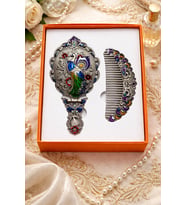 Osmanlı Vintage Tavus Kuşu Desenli El Aynası & Tarak Seti – Antik Gümüş Tonlu Hediyelik Set (Pembe - Ekru - Kahverengi)