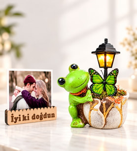 Doğum Günü Hediyesi Kişiye Özel Fotoğraflı Yeşil Kurbağa Masa Lambası ve İyi Ki Doğdun Fotoğraf Tutucu