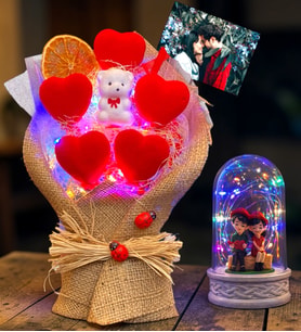 Fotoğraflı Renkli Led Işıklı Kalp Buketi ve Renkli Led Işıklı Oturan Çift Biblolu Fanus