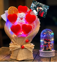 Fotoğraflı Renkli Led Işıklı Kalp Buketi ve Renkli Led Işıklı Oturan Çift Biblolu Fanus