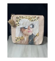 KADIN GÖRSELLİ TÜYLÜ APLİKELİ PONPONLU PORTFÖY CLUTCH EL VE MAKYAJ ÇANTASI 28X25 CM