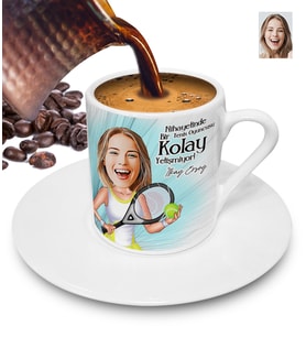 Nihayetinde Tenisçi Kolay Yetişmiyor Kişiye Özel Karikatürlü Türk Kahvesi Fincanı (Beyaz)