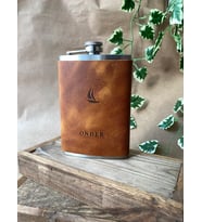 ALESTA LEATHER İsme Özel El Dikişi Hakiki Deri Kaplamalı Çelik Viski Kanyak Içki Matarası - 8oz 236ML (Camel)