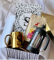 Kişiye Özel Harfli Çiçek Tasarımlı Sert Kapaklı Defter Gold Kupa French Press Ve Filtre Kahve Hediye Seti