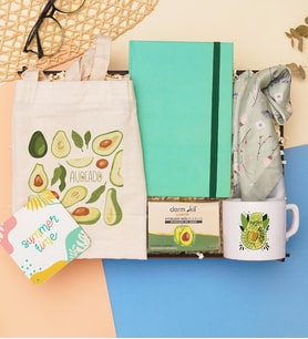 Ahşap Kutulu Kadın Hediye Seti – Defter, Fular, Kupa Bardak, Sabun ve Bez Çanta