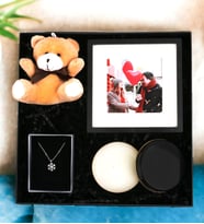 Kişiye Özel Çerçeve Peluş Ayıcık Anahtarlık & Kartanesi Kolye Metal Kutu Mum Hediye Seti
