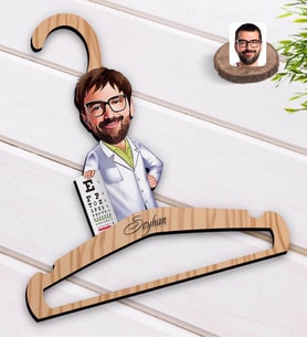 BK Gift Kişiye Özel Erkek Göz Doktoru Karikatürlü Standart Boy Ahşap Elbise Askısı-1