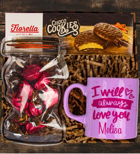 eJOYA Kişiye Özel Kupa & Choco Cookies & Çilekli Fudge Hediye Kutusu 111121 (Mor)