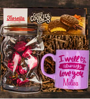 eJOYA Kişiye Özel Kupa & Choco Cookies & Çilekli Fudge Hediye Kutusu 111121 (Mor)