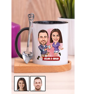 Eşe Yıldönümü Hediyesi Karikatürlü Ahşap Altlıklı Siyah Kupa Bardak
