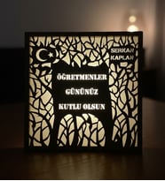 Öğretmenler Gününe Özel Kişiye Özel İsimli Türk Bayrağı Motifli Led Işıklı Dekoratif Ahşap Çerçeve