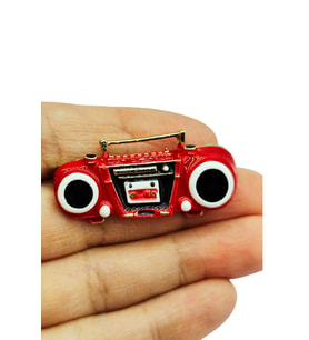 Retro Kırmızı Boombox Radyo Tasarım Broş – Vintage Müzik Severler İçin Şık Aksesuar